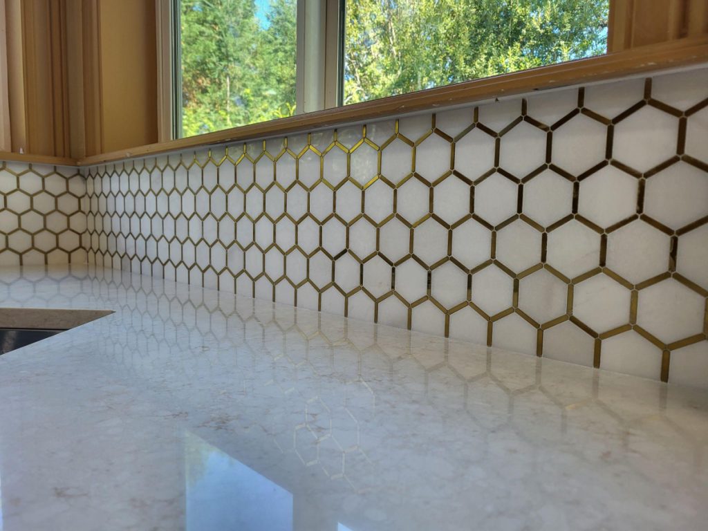 Gold and white metallic octagon tile backsplash 