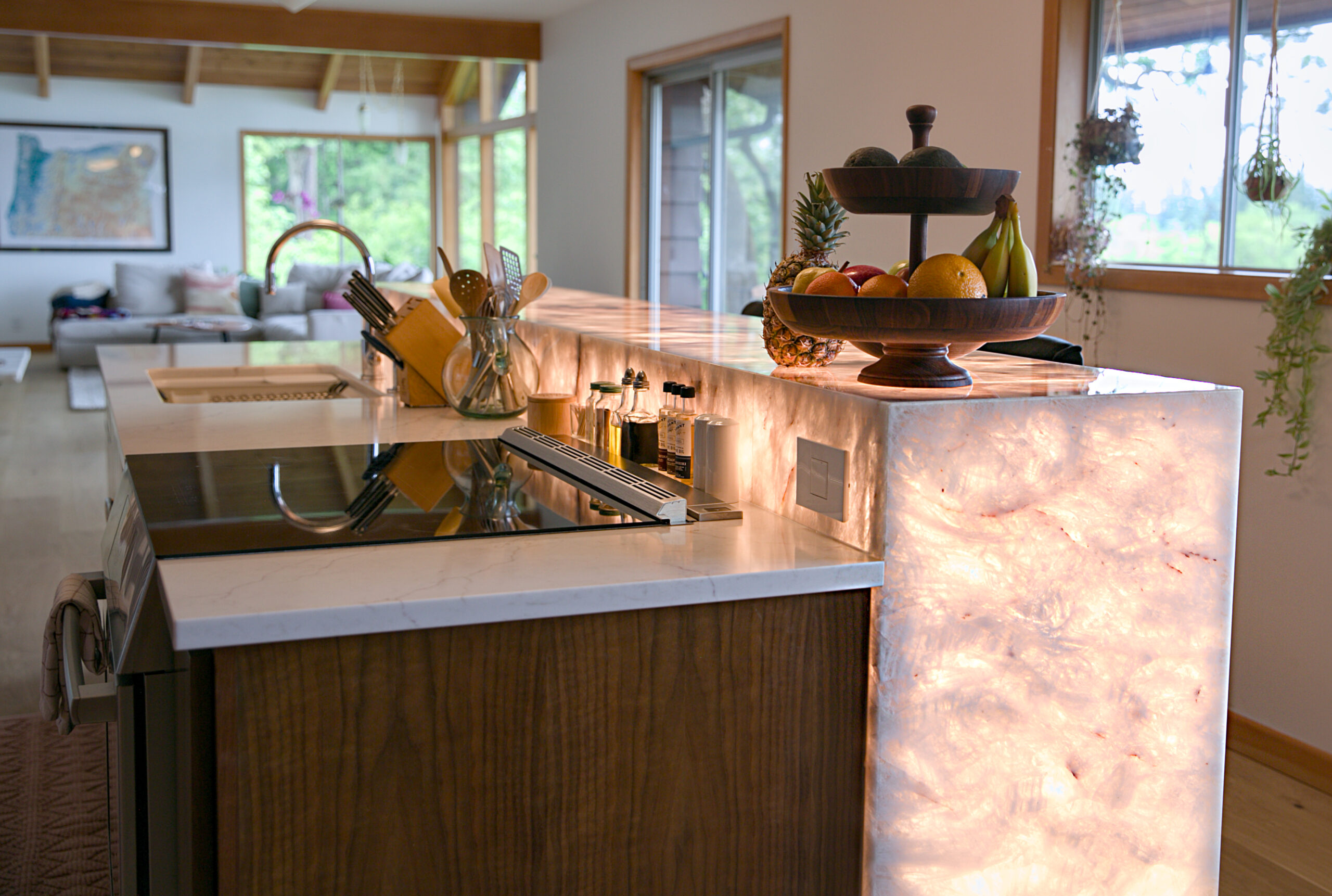 Cristallo Quartzite island and Q Quartz Calacatta Miraggio Sienna countertop