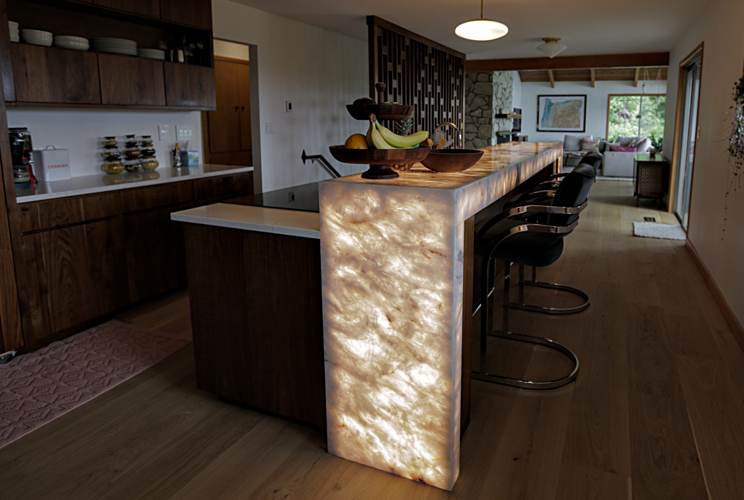 Cristallo Quartzite island and Q Quartz Calacatta Miraggio Sienna countertop