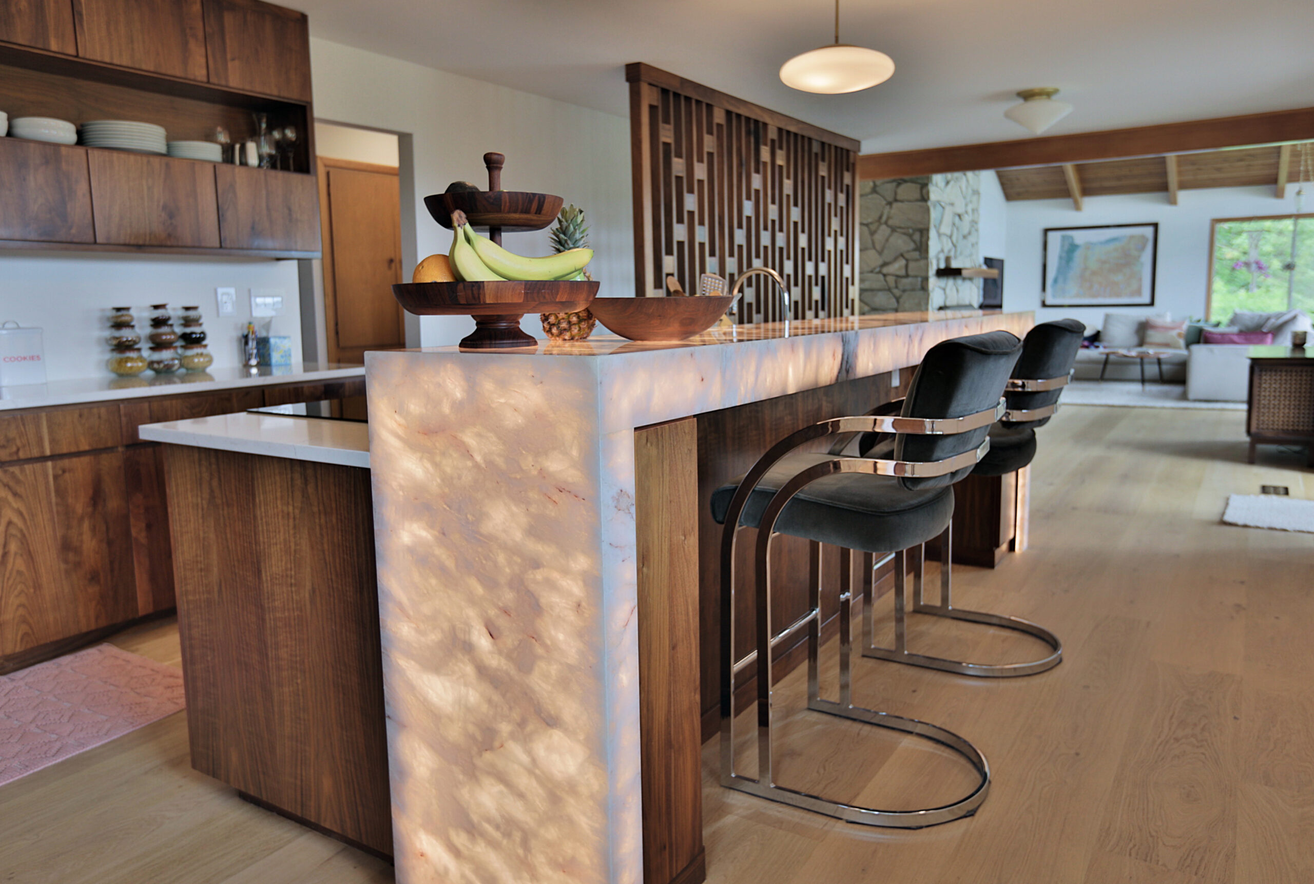Cristallo Quartzite island and Q Quartz Calacatta Miraggio Sienna countertop