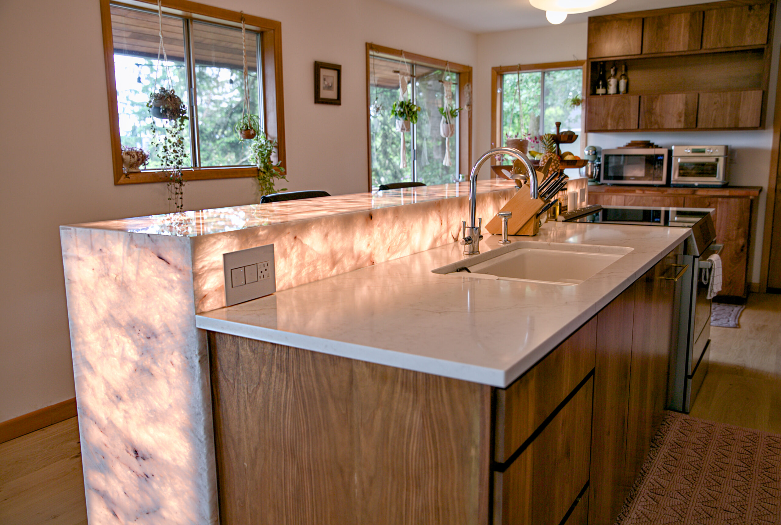 Cristallo Quartzite island and Q Quartz Calacatta Miraggio Sienna countertop